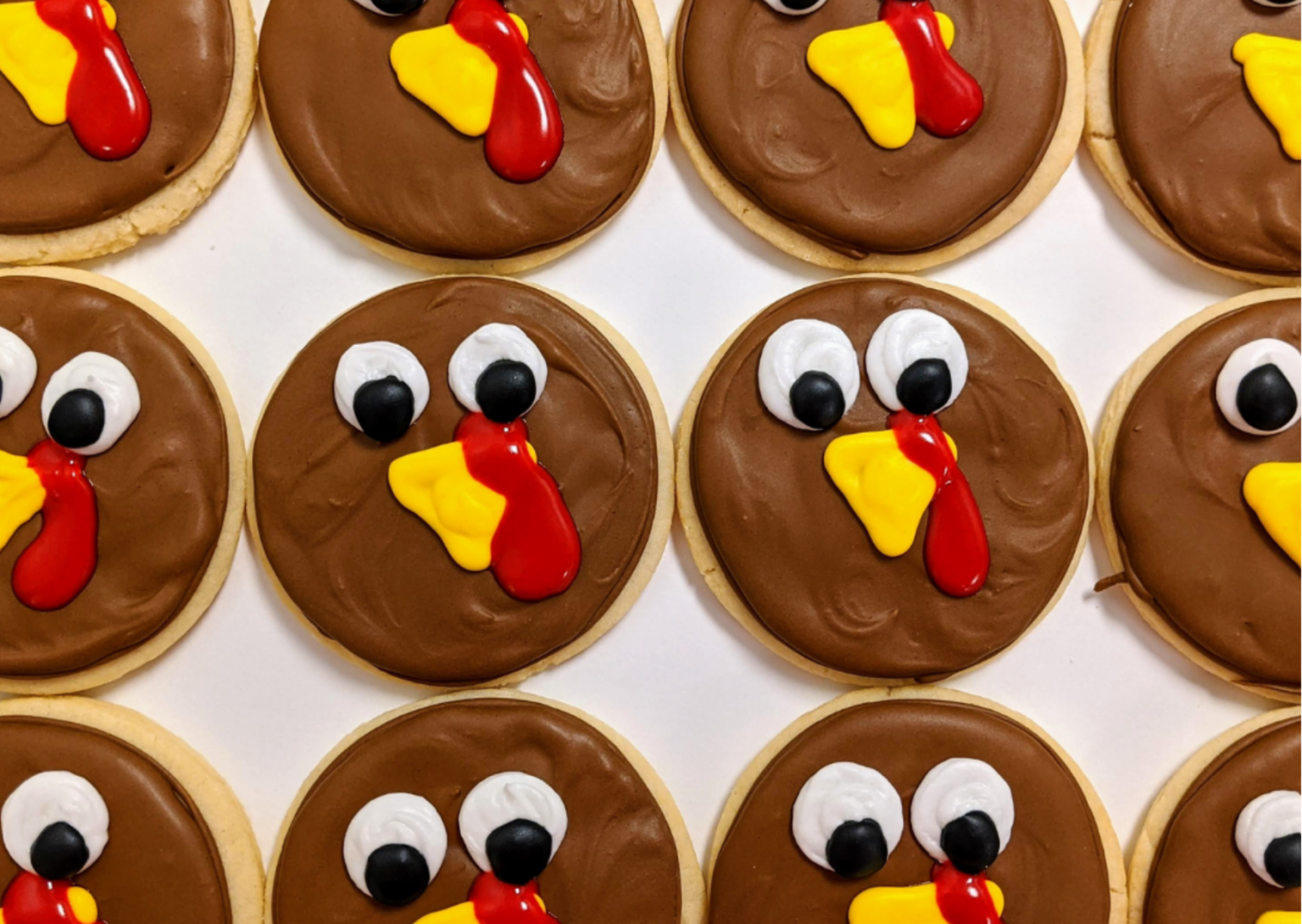 Celebrating Teamsgiving: 5 Teamsgiving Ideas For the Office | TeamBonding